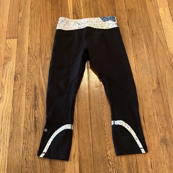 Lululemons Soul Barn Capris Size 4 - Picture 8 of 9